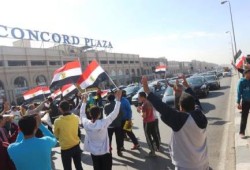 ثوار القاهرة الجديدة يقطعون شارع التسعين الرئيسي في التجمع الخامس