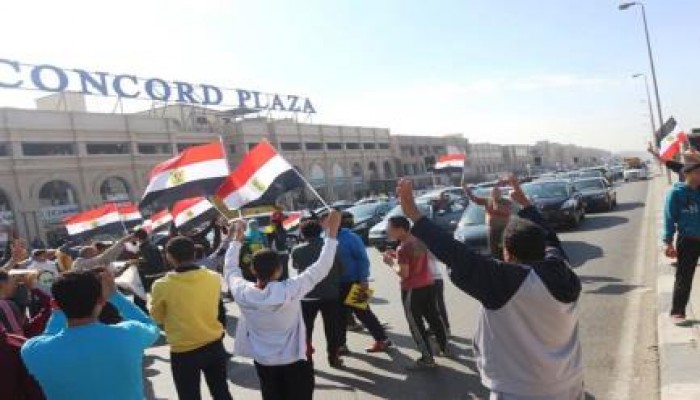 ثوار القاهرة الجديدة يقطعون شارع التسعين الرئيسي في التجمع الخامس