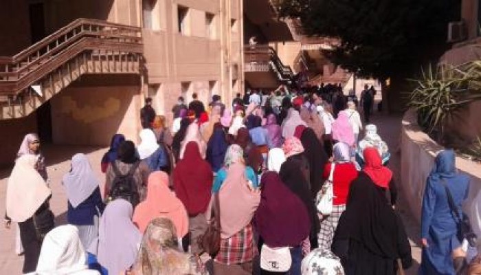 طلاب القاهرة وحلوان يواصلون فعاليات "ثورة حرم"