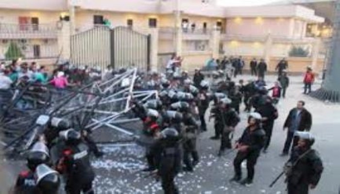 الجارديان: المسجد والملعب يهددان نظام السيسي