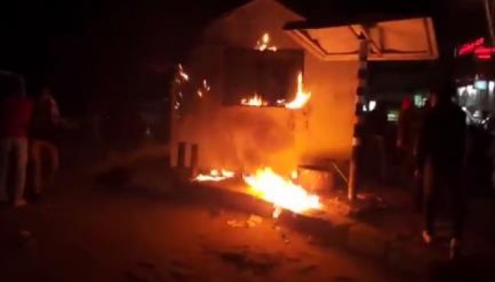 المقاومة الشعبية تتبنى حرق نقطة شرطة مرور أول فيصل