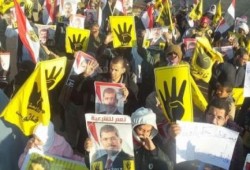 مسيرات وسلاسل بشرية لمعارضي الانقلاب بعدة محافظات