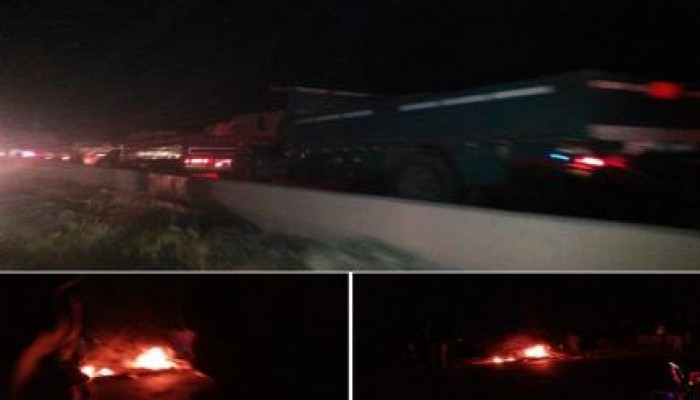 أهالي شربين بالدقهلية يقطعون طريق "شربين - دمياط" رداً على اختطاف سيدة