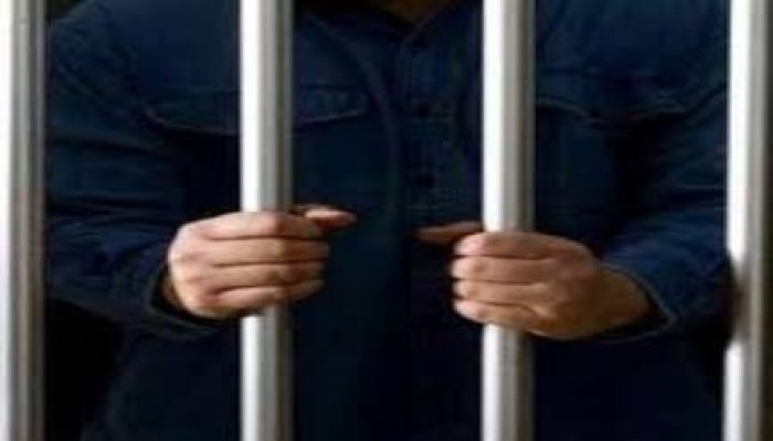 ضابط بمركز شرطة ميت غمر‬ يعتدى بالضرب على دكتور جامعي قعيد
