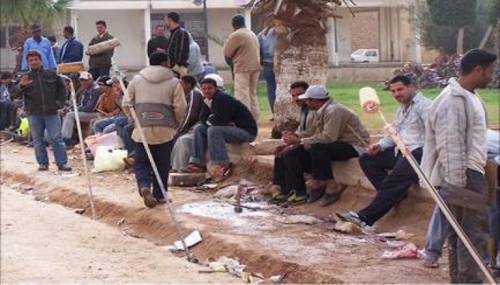 المصريون في ليبيا .. أزمة العودة أكبر من أزمة البقاء