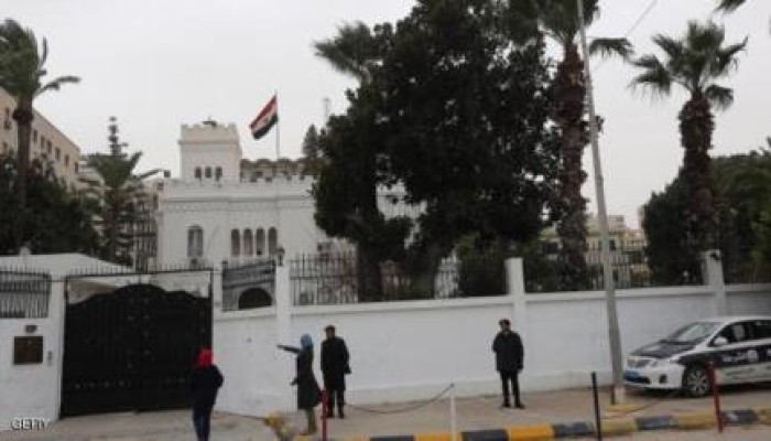 ردًّا على هجمات الانقلاب.. إشعال النار في السفارة المصرية بطرابلس
