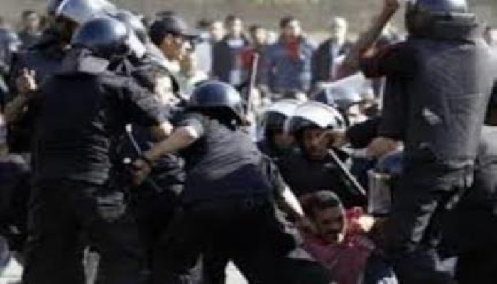 ضابط شرطة يعتدي بالضرب على عميد أزهري معتقل