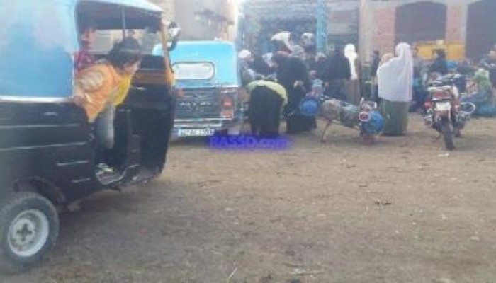 طوابير الأنابيب تعود للغربية ومطروح.. والأهالي: "مفيش فايدة"