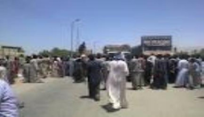قطع طريق أسوان الزراعي احتجاجًا على تصاعد سرقة السيارات