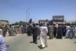 أسوان: أهالى قرية بلانة يقطعون طريق مصر- أسوان الزراعي احتجاجا على سرقة السيارات