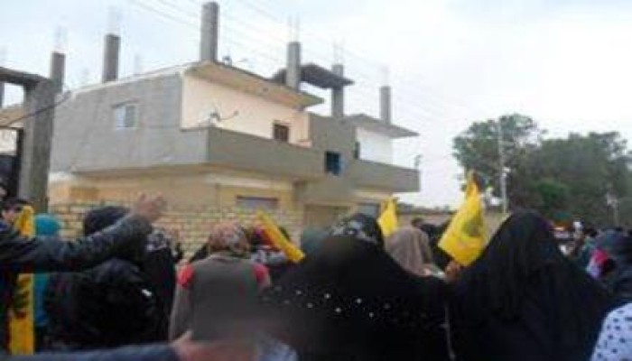 سلسلة بشرية تتحول لمسيرة لثوار فايد في انطلاق اسبوع "الإرهاب صناعة الانقلاب"