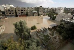 سلطات الاحتلال تفتح سدود المياه على منازل بغزة