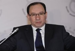 وائل قنديل يكتب : من ينقذ الجيش المصري من "أم المهازل"؟