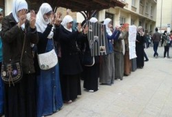 طلاب"تجارة"الاسكندرية ينظمون وقفة صامته في ذكرى يوم الطالب العالمي تنديداً باعتقال زملائهم