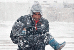 بالصور .. "هدى" و"جنى".. عواصف الموت الأبيض تقتل اللاجئين السوريين