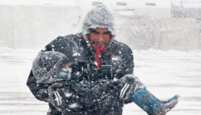 بالصور .. "هدى" و"جنى".. عواصف الموت الأبيض تقتل اللاجئين السوريين