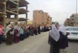 وقفة لحرائر مدينة السادس من أكتوبر أمام منزل د. الكتاتني رئيس مجلس الشعب