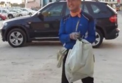بالفيديو.. مليونير كوري يجمع القمامة في البحرين منذ 11عامًا
