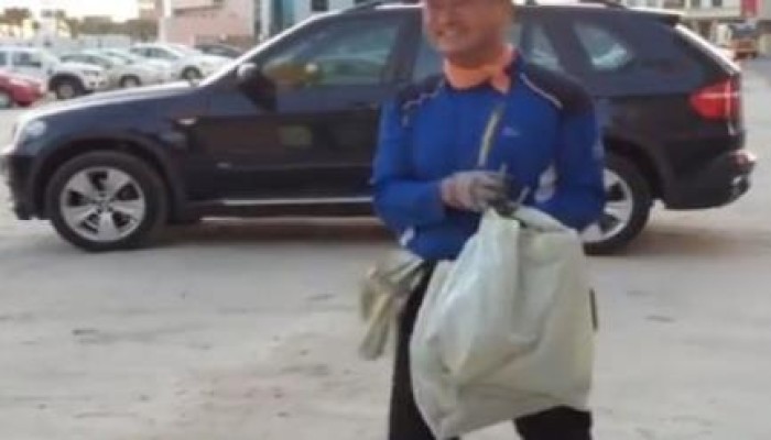 بالفيديو.. مليونير كوري يجمع القمامة في البحرين منذ 11عامًا
