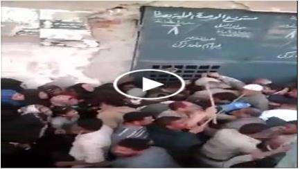 بالفيديو.. الشرطة تعتدي على المواطنين في المنيا أمام مستودع الغاز