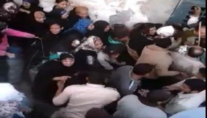 بالفيديو : داخلية الانقلاب تعتدي على المواطنين أمام مستودع للغاز بإحدى قرى المنيا