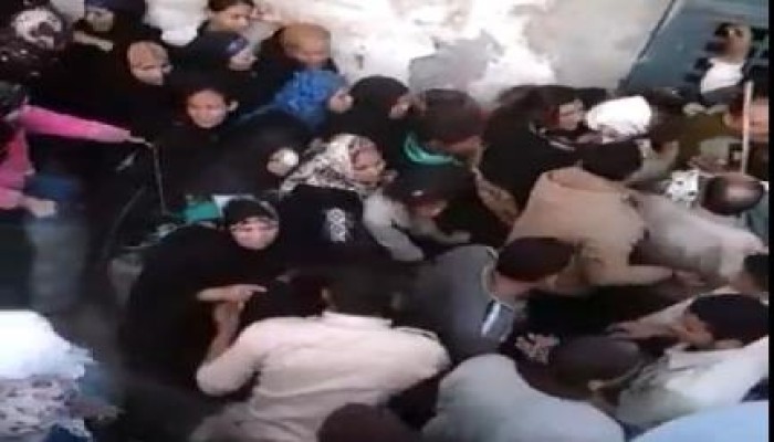 بالفيديو : داخلية الانقلاب تعتدي على المواطنين أمام مستودع للغاز بإحدى قرى المنيا