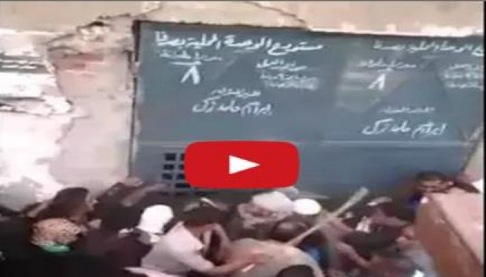 بالفيديو.. عسكري شرطة يضرب النساء أمام مستودع أنابيب بأسيوط