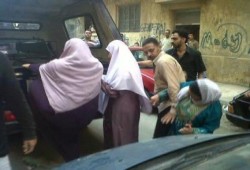 اعتقال سيدة وطفلها لإجبار زوجها على تسليم نفسه
