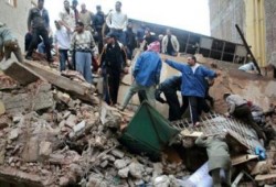 سكان عقار في الظاهر يفرون قبل انهياره بدقائق