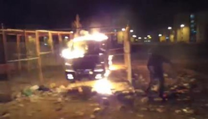 بالفيديو:المقاومة الشعبية بالسويس تضرم النار في سيارة "ميكروباص" تابعة لديوان عام المحافظة