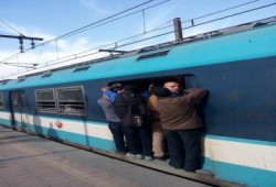 زحام شديد بمترو الأنفاق والأمن يخلي القطارات بعد سرقة القضبان (صور)