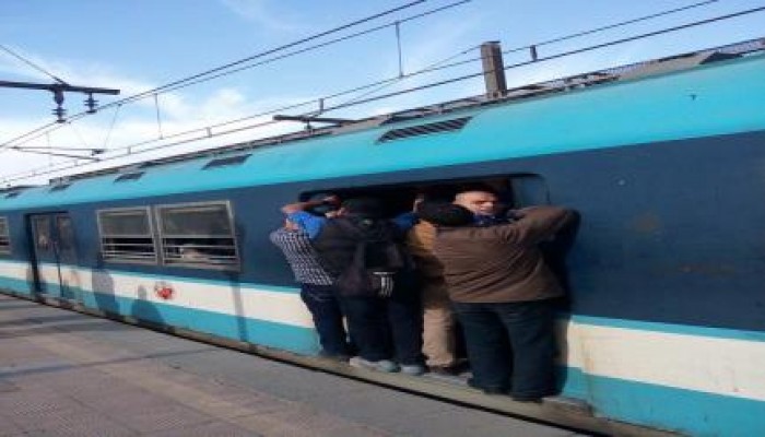 زحام شديد بمترو الأنفاق والأمن يخلي القطارات بعد سرقة القضبان (صور)