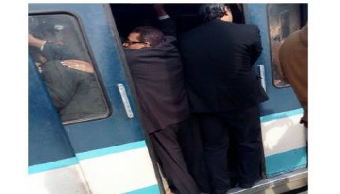 إصابة عدد من راكبى المترو بمحطة "الشهداء" بالإغماء