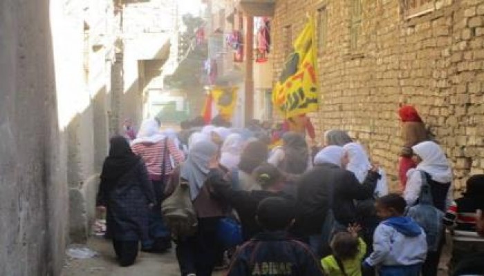 مسيرة لطلاب اشمنت تهتف ( الطلاب فى كل مكان ... والثورة جوه الميدان )