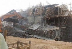 انهيار كوبري تحت الإنشاء في بني سويف لسوء مواد البناء