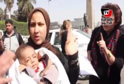 "أم" تقاطع وقفة «كلب الأهرام»: "ابنى مش عارفة أعالجه.. مش ده روح برضه"