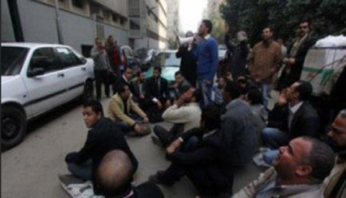 ذوي الاحتياجات الخاصة يدخلون اعتصامًا مفتوحًا أمام الوزراء