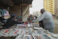 الانترنت السبب.. بائع الجرائد .. مهنة على وشك الانقراض