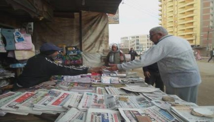 الانترنت السبب.. بائع الجرائد .. مهنة على وشك الانقراض