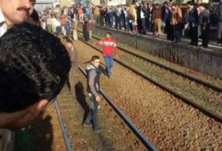 أهالي بكفر الدوار يجبرون سائق قطار القاهرة على الوقوف