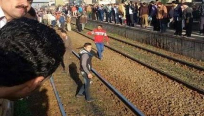 أهالي بكفر الدوار يجبرون سائق قطار القاهرة على الوقوف