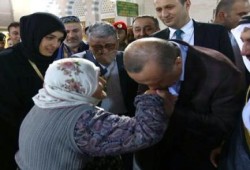 أردوغان يُقبل يد مُسنة من الجالية التركية خلال زيارته للمسجد النبوي