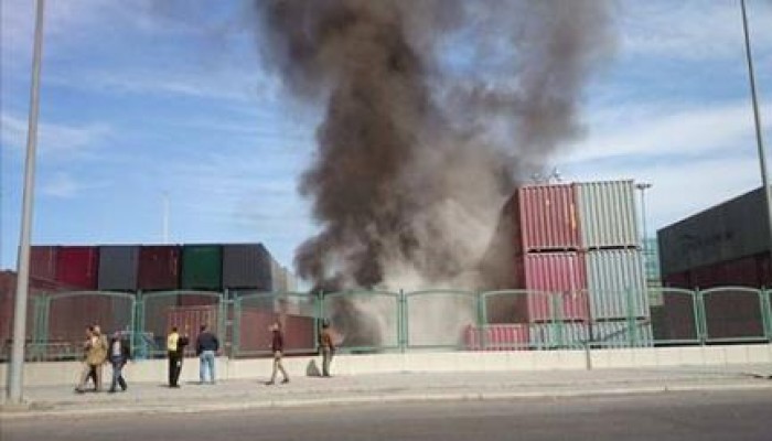 شؤم الانقلاب: حريق بعدد من الحاويات يهدد بكارثه بميناء الادبيه بالسويس