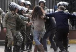 تأجيل محاكمة شرطيين بتهمة التعدي جنسيا على فتاة داخل سيارة نجدة