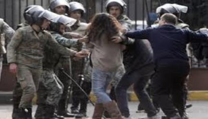 تأجيل محاكمة شرطيين بتهمة التعدي جنسيا على فتاة داخل سيارة نجدة