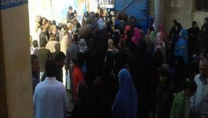بالصور .. إصابات بطوابير الغاز بالقليوبية.. ومواطن: "بنموت علشان أنبوبة"