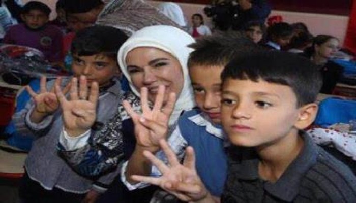 صورة.. زوجة أردوغان ترفع شعار رابعة أثناء افتتاح مخيم للاجئين