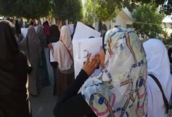 بالصور.. طالبات أسوان ينظمن سلسلة بشرية تتحول لمسيرة تهتف ضد الانقلاب واعدام"محمود رمضان"