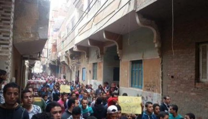بالصور .. مسيرة حاشدة بناهيا احتجاجًا علي مقتل مواطن خلال مداهمه منزله