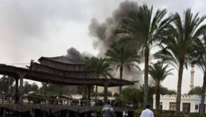 رويتر : مقتل جندي وإصابة 24 في تفجير بمعسكر في مدينة العريش